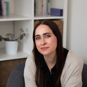 Lisa, Psychotherapist Lisa, Counsellor